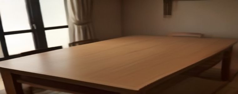 付费会员与免费用户的在线看片画质对比示意图，左侧高清画面清晰锐利，右侧免费版画面模糊含广告水印
