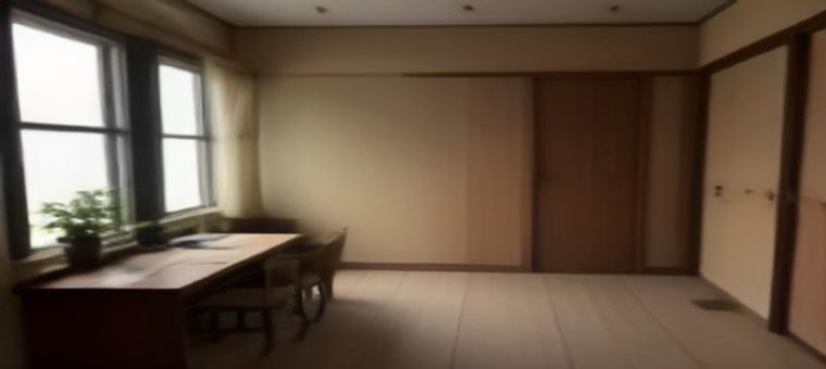 家庭客厅场景中一家人围坐在大屏电视前在线看片，画面温馨明亮，体现在线观影的生活化场景