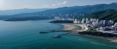 韩剧在线观看场景，用户在平板电脑上追看韩国电视剧，画面温暖舒适